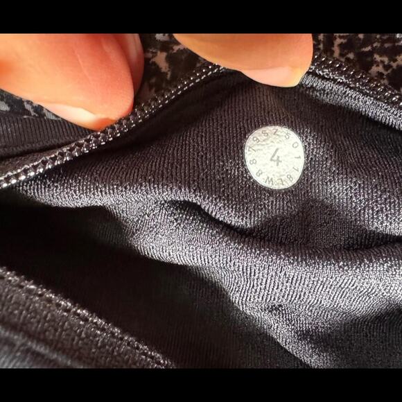 Lululemon mini skirt with a black and white floral pattern (Quick Pace Skirt) - Picture 7 of 7